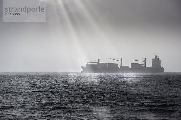 Containerschiff bei schlechtem Wetter auf hoher See vor Afrika  Indischer Ozean