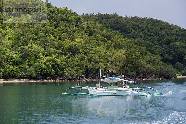 Traditionelles Auslegerboot auf dem Meer  Batasan Balas  Philippinen