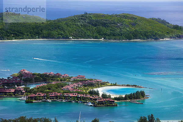 Private Villen  Yachthafen Eden Island  hinten die Insel Ile au Cerf  Seychellen