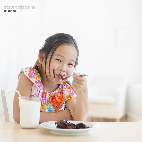 Scheibe  Kuchen  Schokolade  südkoreanisch  essen  essend  isst  Mädchen