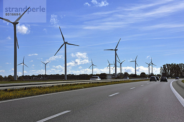 Windturbine Windrad Windräder nahe Autobahn Deutschland Sachsen
