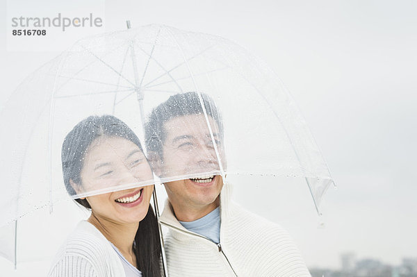 lachen  Regenschirm  Schirm  unterhalb