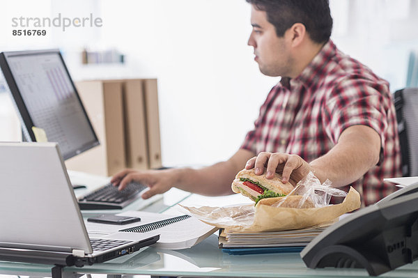 Schreibtisch  Geschäftsmann  arbeiten  mischen  essen  essend  isst  Mixed