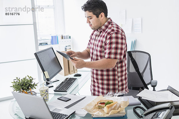 Schreibtisch  Geschäftsmann  arbeiten  mischen  Mixed