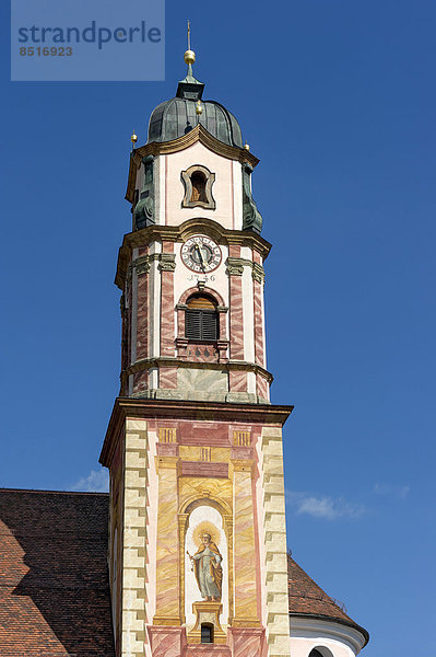 Glockenturm der Pfarrkirche St. Peter und Paul mit Lüftlmalerei  Mittenwald  Werdenfelser Land  Oberbayern  Bayern  Deutschland