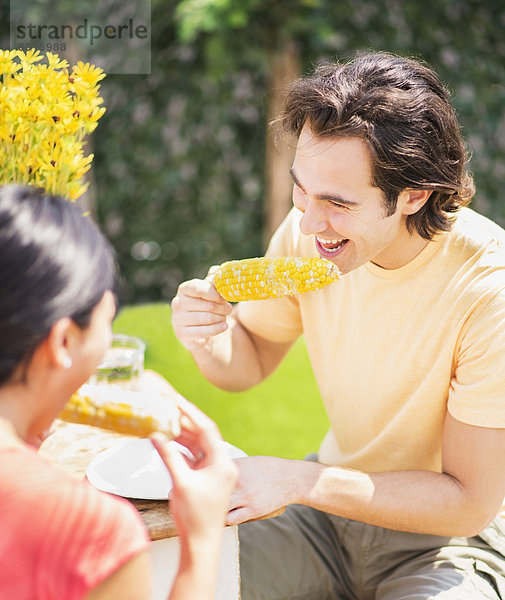 Mais Zuckermais Kukuruz Außenaufnahme essen essend isst Maiskolben freie Natur