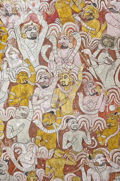 Bunte Wandmalerei  Fresko  Dämonen im wilden Kampf  Maharaja-Iena-Raum  buddhistischer Höhlentempel von Dambulla  Zentralprovinz  Sri Lanka