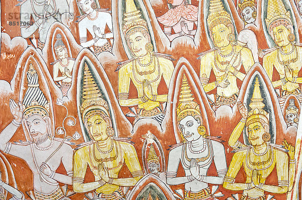 Bunte Wandmalerei  Fresko  betende Götter mit Nimbus  Heiligenschein  Maharaja-Iena-Raum  buddhistischer Höhlentempel von Dambulla  Zentralprovinz  Sri Lanka