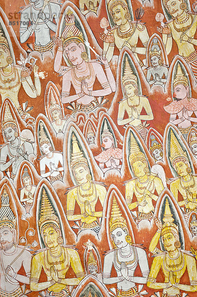 Bunte Wandmalerei  Fresko  betende Götter mit Nimbus  Heiligenschein  Maharaja-Iena-Raum  buddhistischer Höhlentempel von Dambulla  Zentralprovinz  Sri Lanka