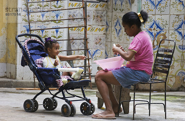 Frau mit einem Kind in einem Hof  Havanna  Kuba