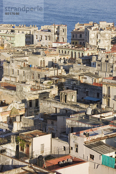 Ausblick auf heruntergekommene Gebäude  Centro Habana  Havanna  Kuba