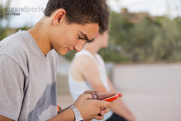 Außenaufnahme  benutzen  Europäer  Junge - Person  Telefon  Handy  freie Natur