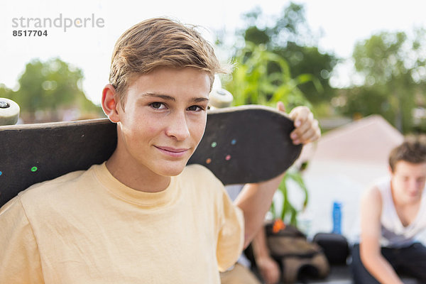 Jugendlicher  Europäer  Junge - Person  halten  Skateboard
