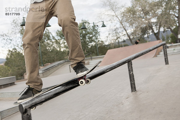 Junge - Person  mischen  Mixed  Skateboarding