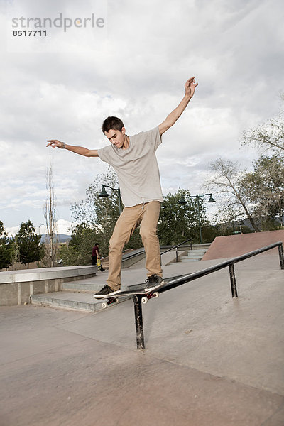 Junge - Person  mischen  Mixed  Skateboarding