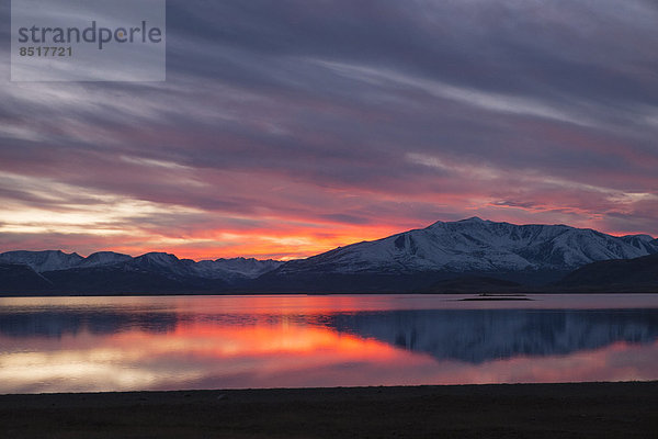Sonnenuntergang mit intensiver Himmelsfärbung  gespiegelt im Choton Nuur  Altai-Tawan-Bogd-Nationalpark  Tsengel  Bajan-Ölgii  Hochaltai  Mongolei