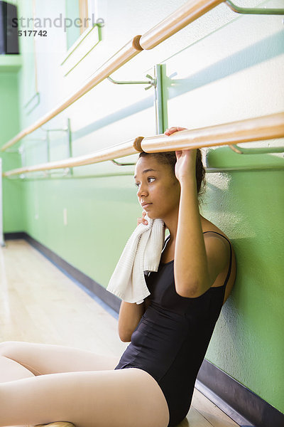 Ballettstange  Stange  sitzend  mischen  Balletttänzerin  unterhalb  Mixed