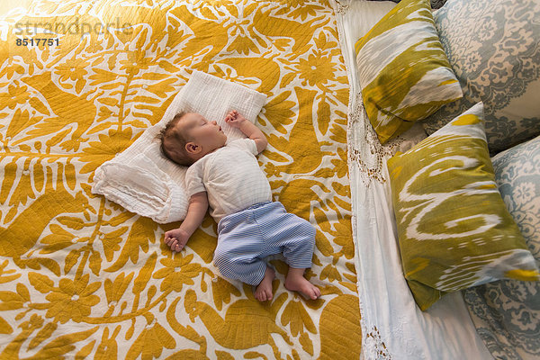liegend  liegen  liegt  liegendes  liegender  liegende  daliegen  Europäer  Bett  Baby
