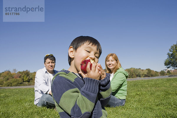 Außenaufnahme  Junge - Person  Frucht  Hispanier  essen  essend  isst  freie Natur