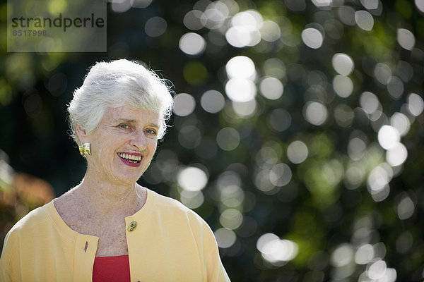 Außenaufnahme  Senior  Senioren  Europäer  Frau  lächeln  freie Natur