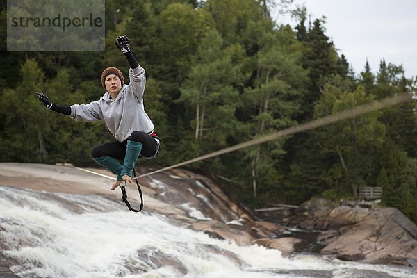 hoch  oben  stehend  Fluss  Slackline