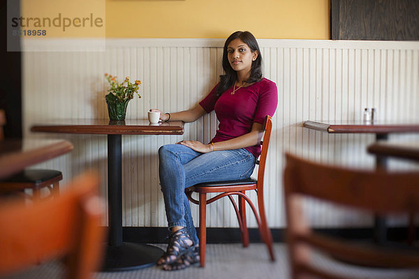 Frau  sitzend  Tasse  Restaurant  Kaffee  Tisch