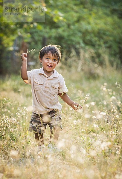Junge - Person  klein  rennen  Feld  Gras
