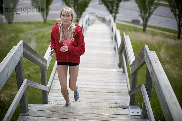 Außenaufnahme blond Frau Sport üben jung trainieren work out