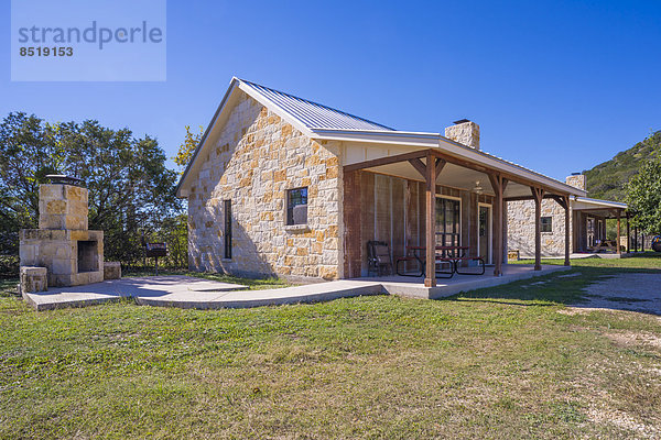 USA  Texas  ßBlick auf zwei rustikale Gästehäuser