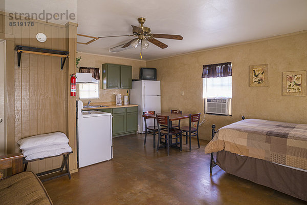 USA  Texas  einfaches  rustikales Gästehaus mit kleiner Küche  Esstisch und Bett