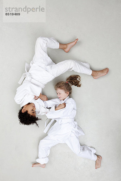 Junge und Mädchen beim Judo-Training