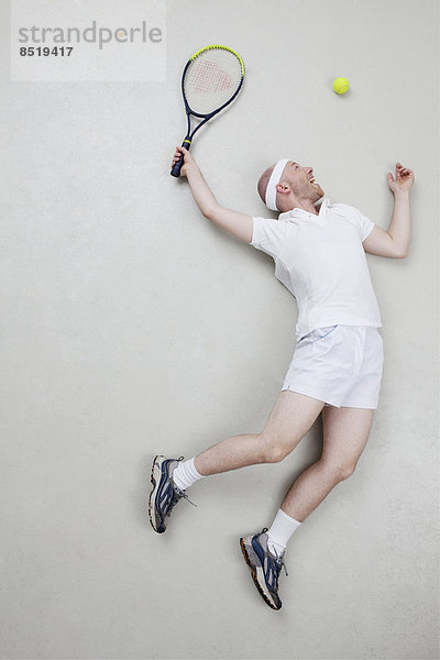 Mann beim Tennis