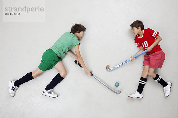 Hockey spielende Jungen