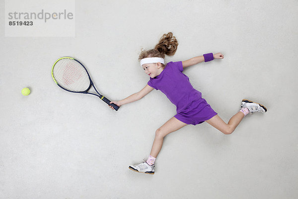 Mädchen beim Tennisspielen