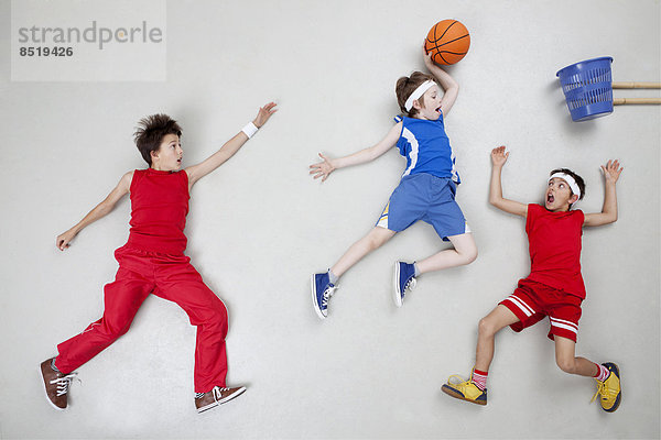 Jungen spielen Basketball