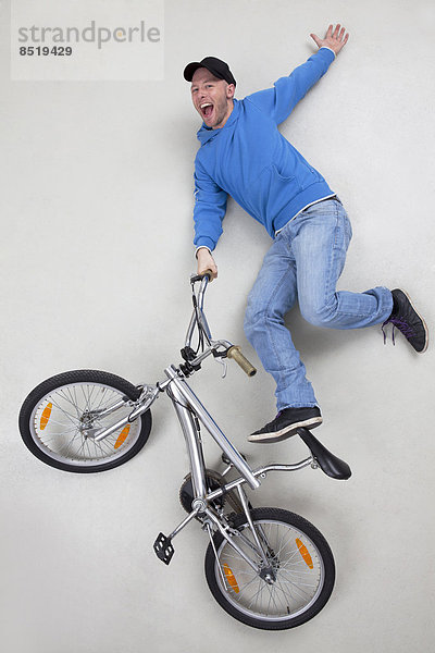 Mann beim Stunt auf dem Fahrrad