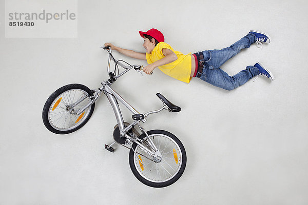 Junge macht Stunt auf dem Fahrrad