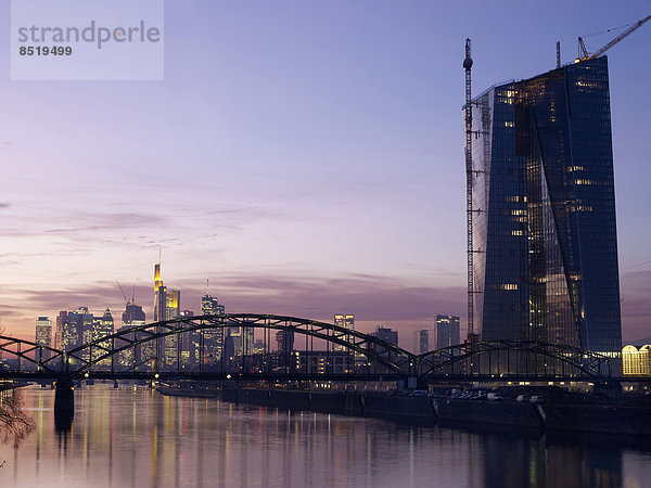 Deutschland  Hessen  Frankfurt  Neue Osthafenbrücke mit EZB-Neubau