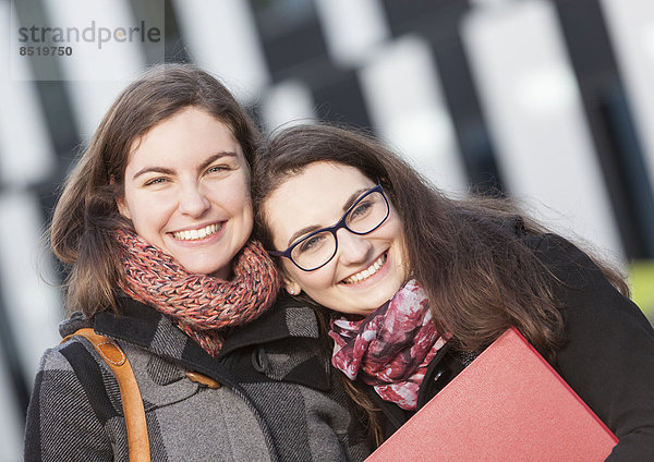 Zwei glückliche Schüler im Freien  Portrait
