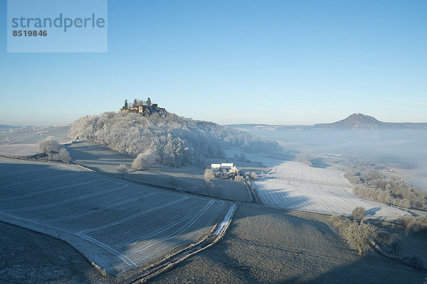 Deutschland  Baden-Württemberg  Kreis Konstanz  Hegau mit Maegdeberg links und Hohenhewen am Horizont  am Wintermorgen