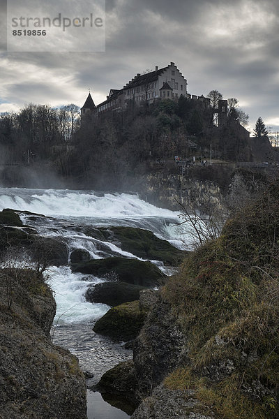 Schweiz  Kanton Schaffhausen  ßBlick auf den Rheinfall mit Schloss Laufen