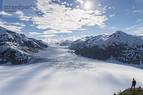 Grenzregion Alaska-British Columbia  Mann schaut auf Lachsgletscher