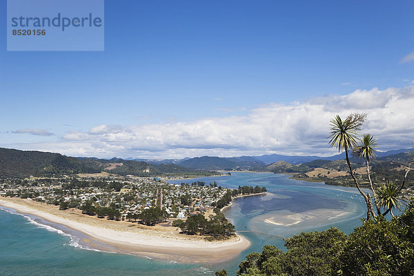 Neuseeland  Coromandel Halbinsel  Blick auf Pauanui ßillage und Strand