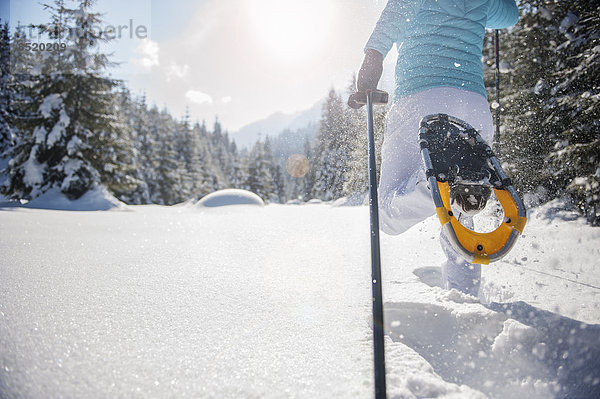 Österreich  Salzburger Land  Altenmarkt-Zauchensee  Frau Schneeschuhwandern in der Winterlandschaft