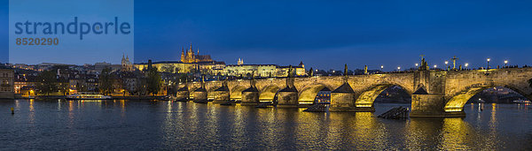 Tschechische Republik  Prag  Hradschin und St. ßitus Dom mit ßltaßa Rißer und Karlsbrücke
