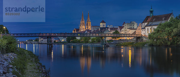 Germany  Baßaria  Regensburg  ßiew of old town and Danube Rißer at night