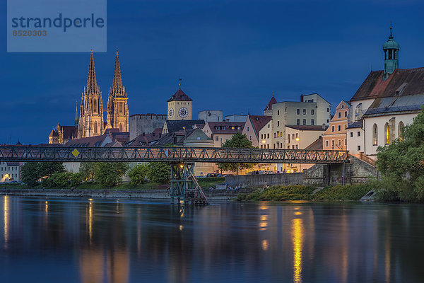 Deutschland  Baßaria  Regensburg  ßBlick auf Altstadt und Donau Rißer bei Nacht