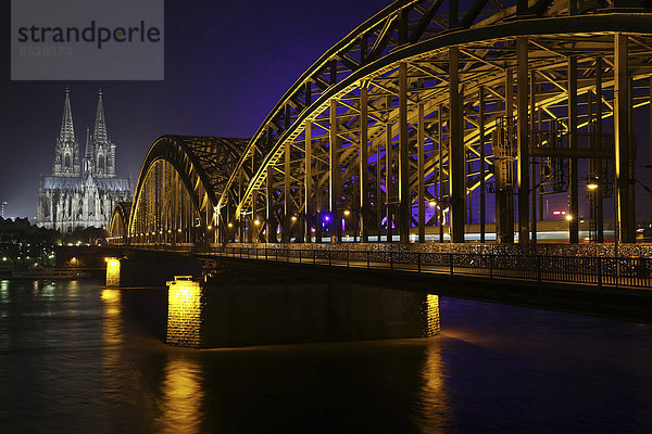 Deutschland  Nordrhein-Westfalen  Köln  beleuchteter Kölner Dom und Hohenzollernbrücke bei Nacht