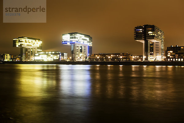 Deutschland  Nordrhein-Westfalen  Köln  Kranhäuser im Rheinauhafen bei Nacht