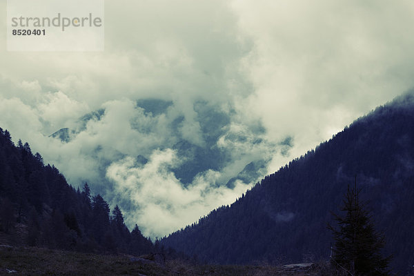 Österreich  Tirol  Assling  Wütende Wolken in den Bergen